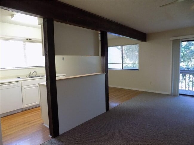 Building Photo - Close to the Beach!