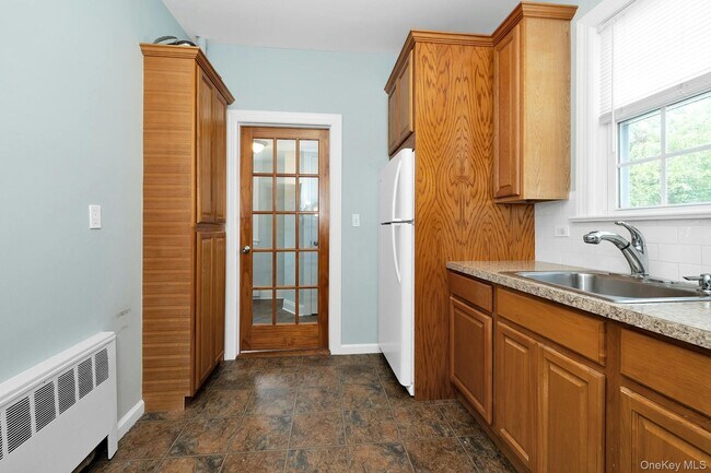 Building Photo - 747 Pelhamdale Ave