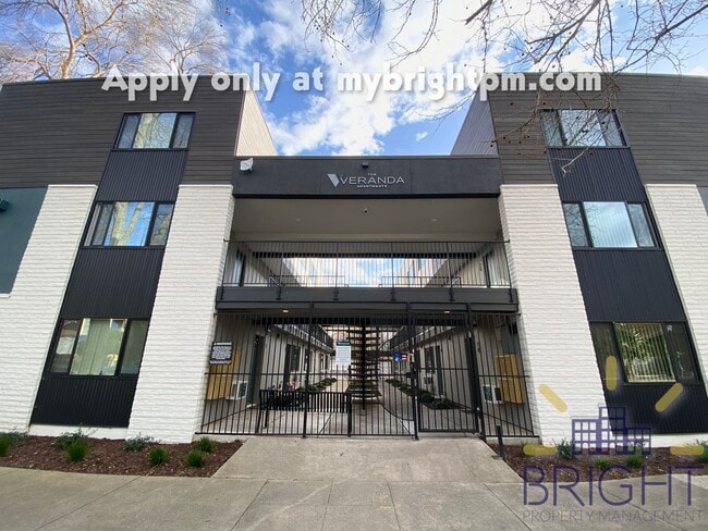 Building Photo - Recently Renovated 2 Bedroom 1 Bath, Two-Level Apartment-Great Midtown location!