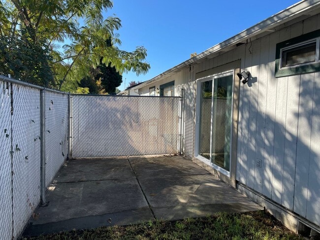 Building Photo - Very Nice 3 Bedroom 2 Bath Duplex-Located ...