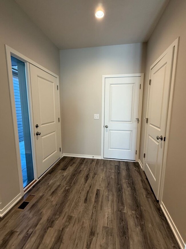 Building Photo - Walkout ranch townhome with 2 stall garage. Spacious 2 bedrooms with walk in closets, 2.5 bathroo...