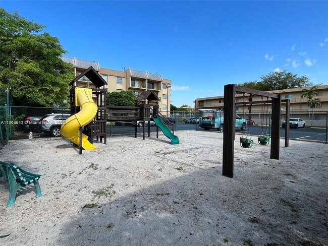 Building Photo - 10431 N Kendall Dr