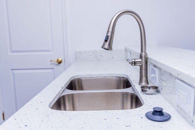 Building Photo - Luxury Two Bedroom Unit in  Downtown Business District