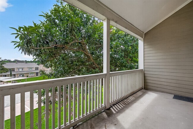 Building Photo - 180 April Point Dr S