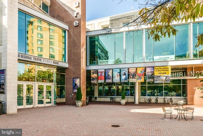 Building Photo - 2505 S Kenmore Ct