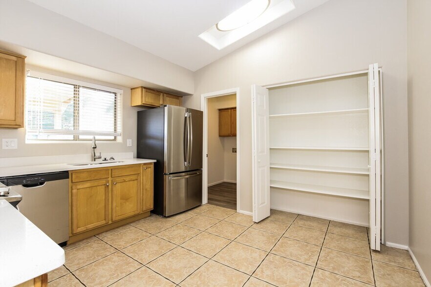 Building Photo - 717 E Calle Chulo Rd
