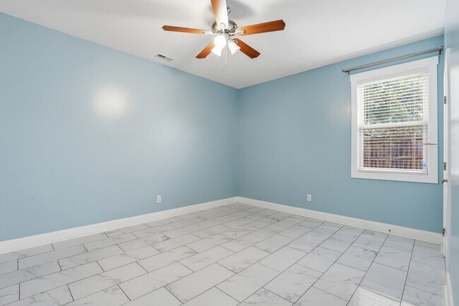 Building Photo - Beautiful Home With Large Yard In Fountain Inn