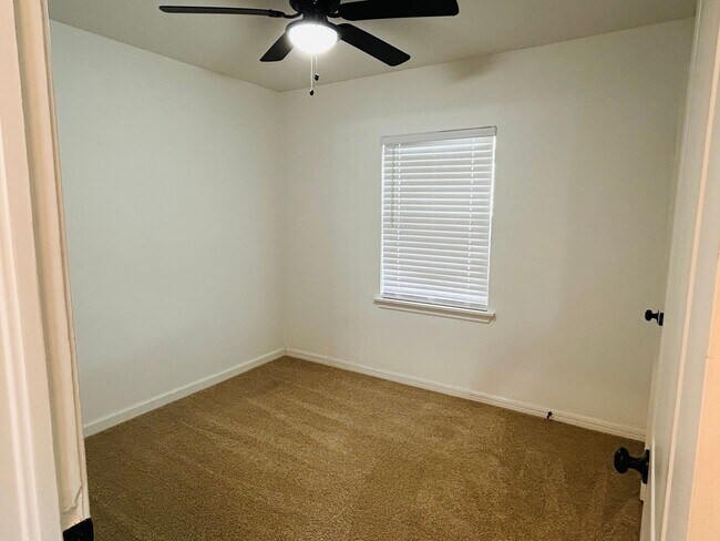 Building Photo - 601 Foster Pl