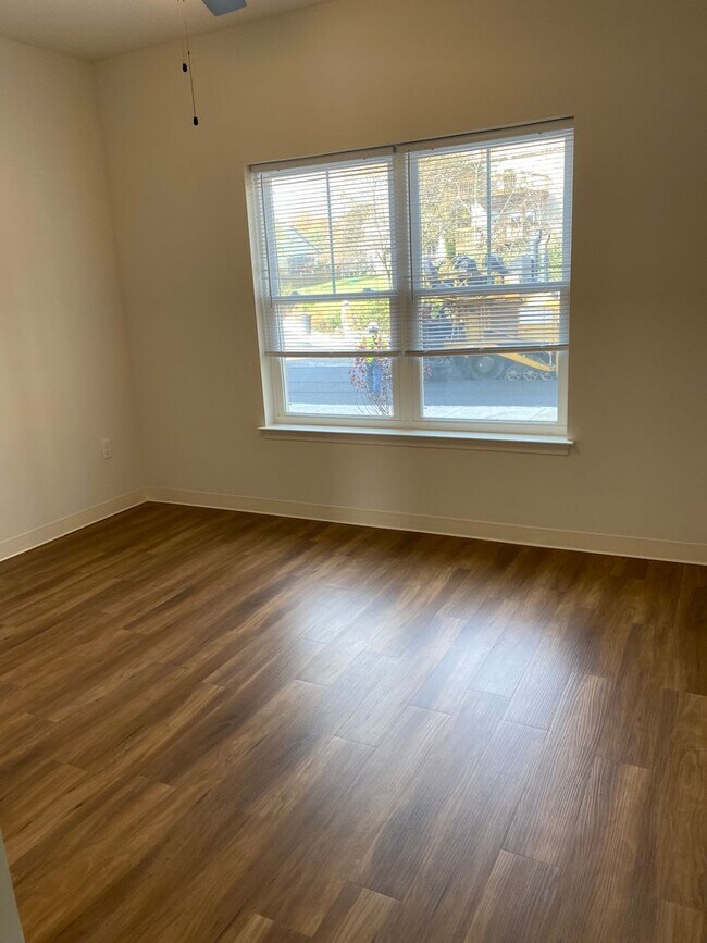 Building Photo - Pent House Suite for Rent