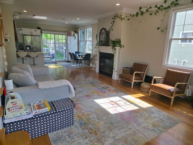Building Photo - Spacious 3BR End-Unit Townhome with Finished Basement & Tandem Parking