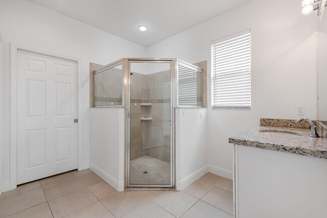 Building Photo - 1367 NW Leonardo Cir