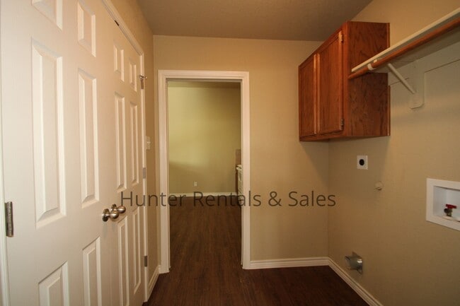 Building Photo - Spacious 2-bedroom!!!