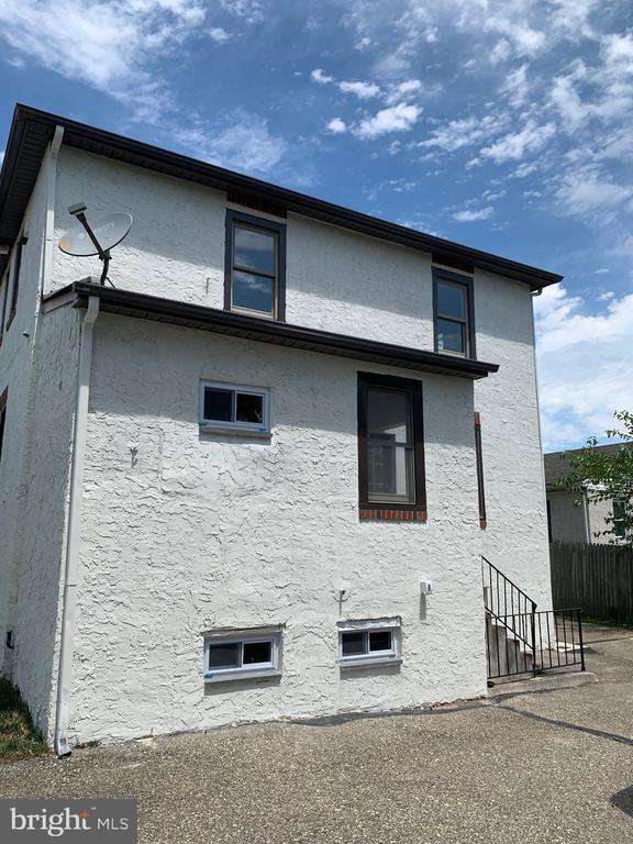 Building Photo - 734 Sunnyside Ave