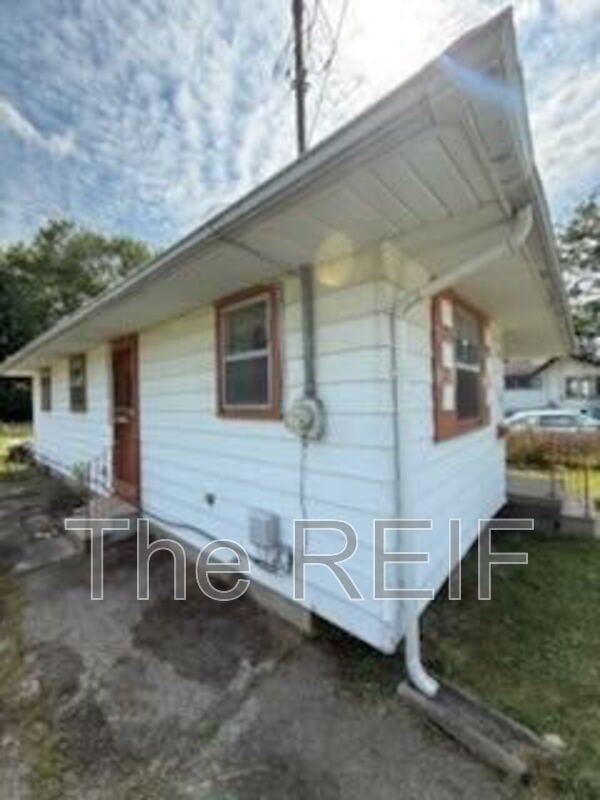 Building Photo - 742 E Bundy Ave