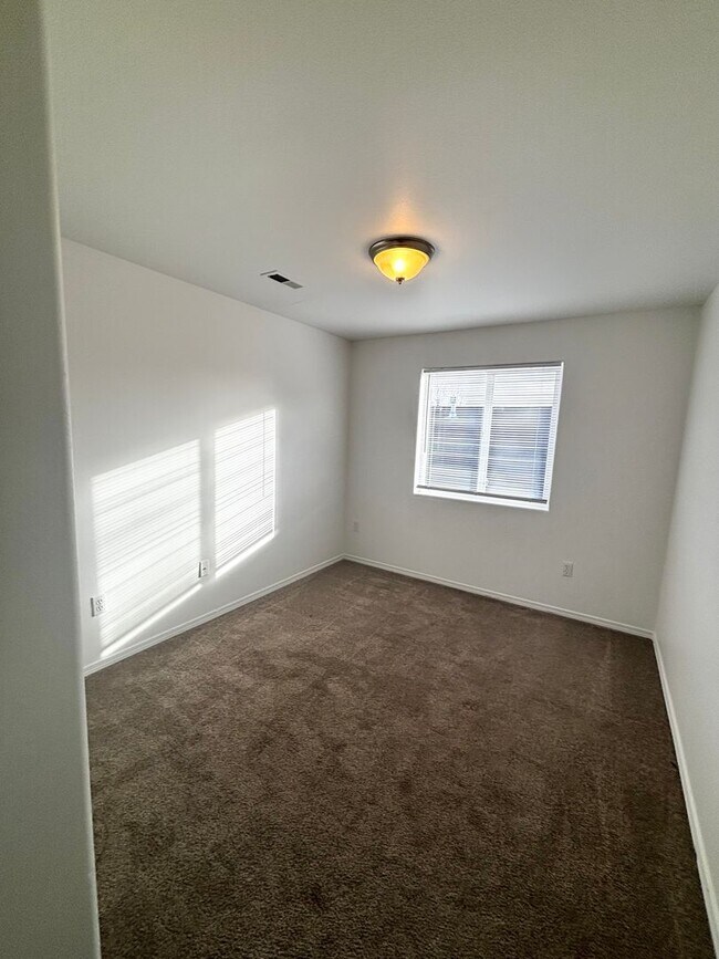 Building Photo - SW Bend House Near the Old Mill District, 4 Bdrms, 2.5 baths, A/C, Office/den, Dbl. Garage