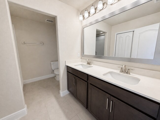 Building Photo - Spacious 6-Bedroom Home with 6.5 Baths in Haines City!