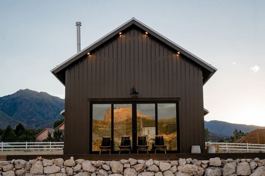 Building Photo - 2387 2500 S
