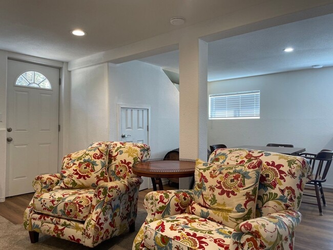 Building Photo - FULLY FURNISHED MONTH-MONTH RENTAL