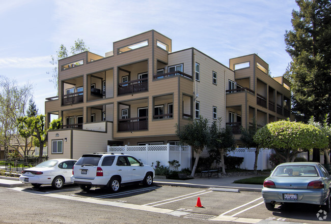 Building Photo - Villa Vasona