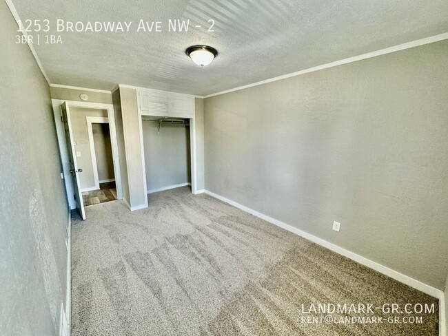 Building Photo - Updated 3 Bed/1Bath – First Month Only $1,...