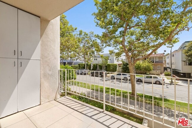 Building Photo - 423 Rexford Dr