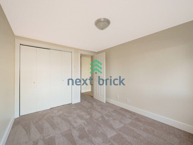 Building Photo - 2 Bed 1Bath Waterfront View Condo Available for Rent!