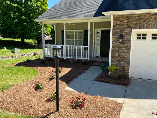 Building Photo - 100 Savannah Meadows Dr