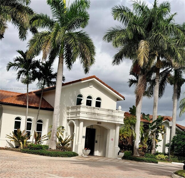 Building Photo - 1122 Villa Cir