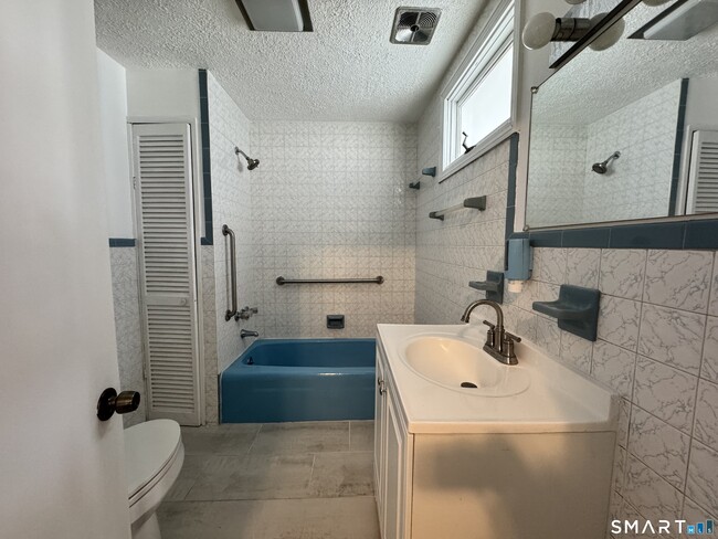 Building Photo - 704 Highland Ave