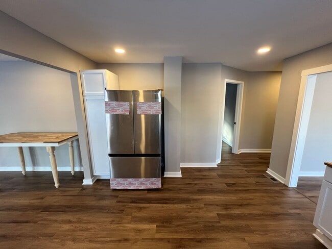 Building Photo - Remodeled Single Level 3 Bed, 2 Bath Home w/ 1 Car Garage