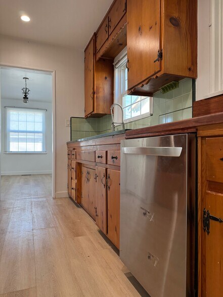 Building Photo - 22051 Vanowen St