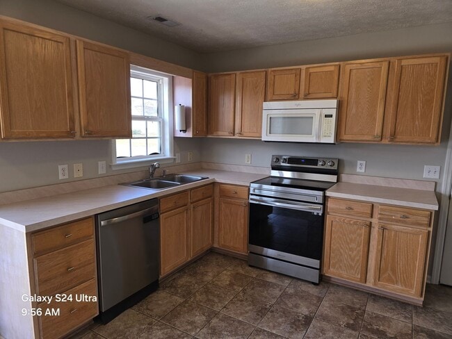 Building Photo - 3 Bedroom, 2 bath house with a bonus room and one car garage.