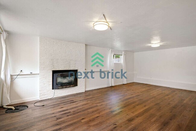 Building Photo - Charming 3-Bedroom Edmonds Home with 2 Full Baths and Spacious 1982 Sq. Ft. Living Space!