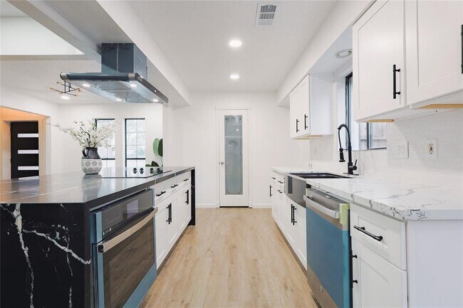 Building Photo - 10411 Rippling Fields Dr