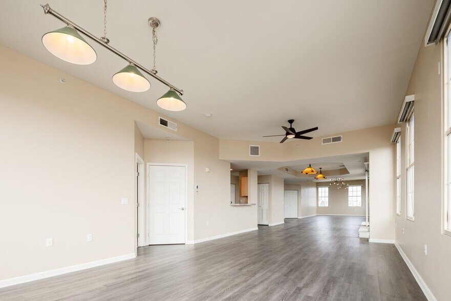 Building Photo - 475 W 12th Ave