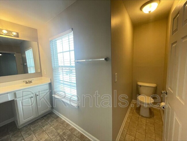 Building Photo - 2355 Mayfair Dr