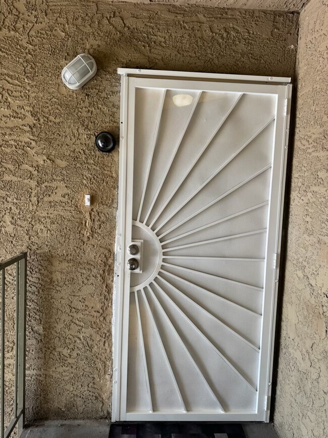 Building Photo - 3 Bed / 2 Bath Apartment Available in East Las Vegas