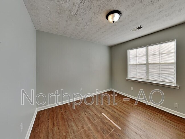 Building Photo - 375 Mountainview Dr