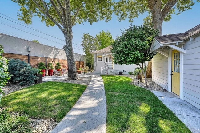 Building Photo - Beautiful vintage home