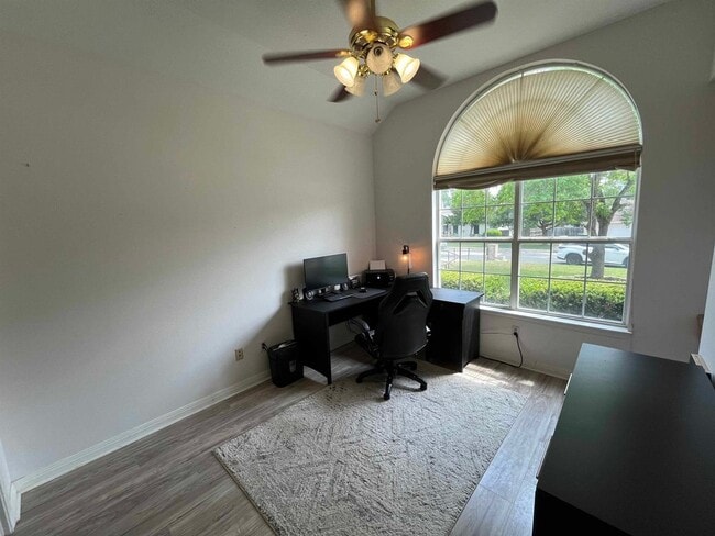 Building Photo - 116 River Knoll