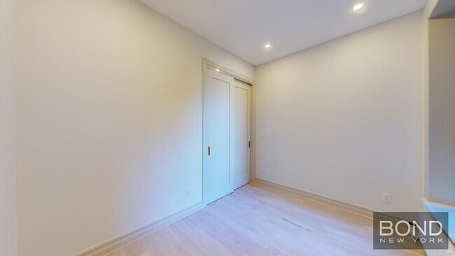 Building Photo - 250 W 91st St