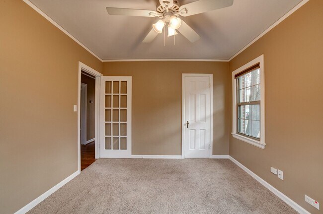 Building Photo - 3 Bed | 1 Bath in Midtown!