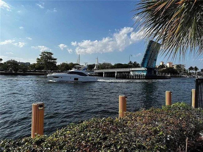 Building Photo - 105 S Riverside Dr