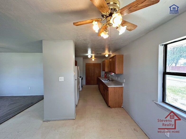 Building Photo - 1302 SW Texas Ave