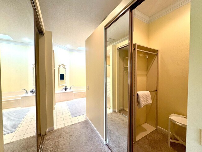 Building Photo - 2871 SW Brighton Way