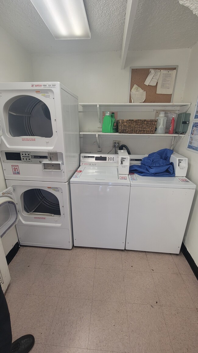 community laundry - 1323 S Carmelina Ave