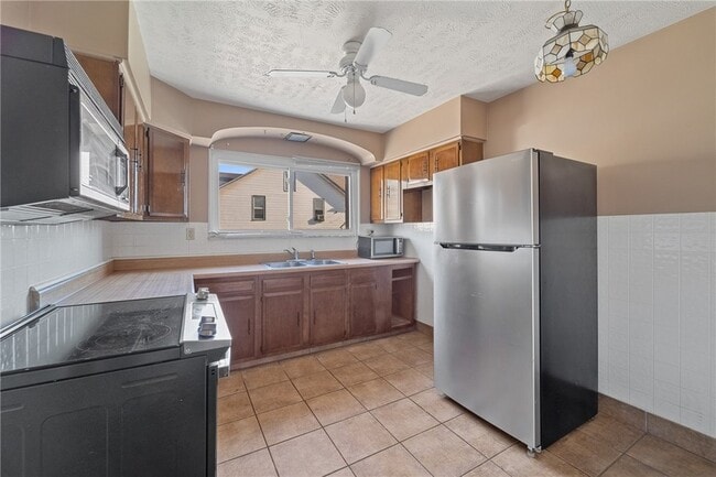 Building Photo - 1001 5th St