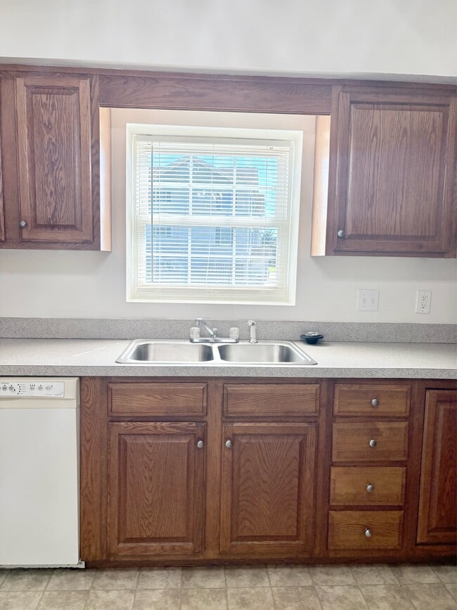 Building Photo - 24 Rosette Ln