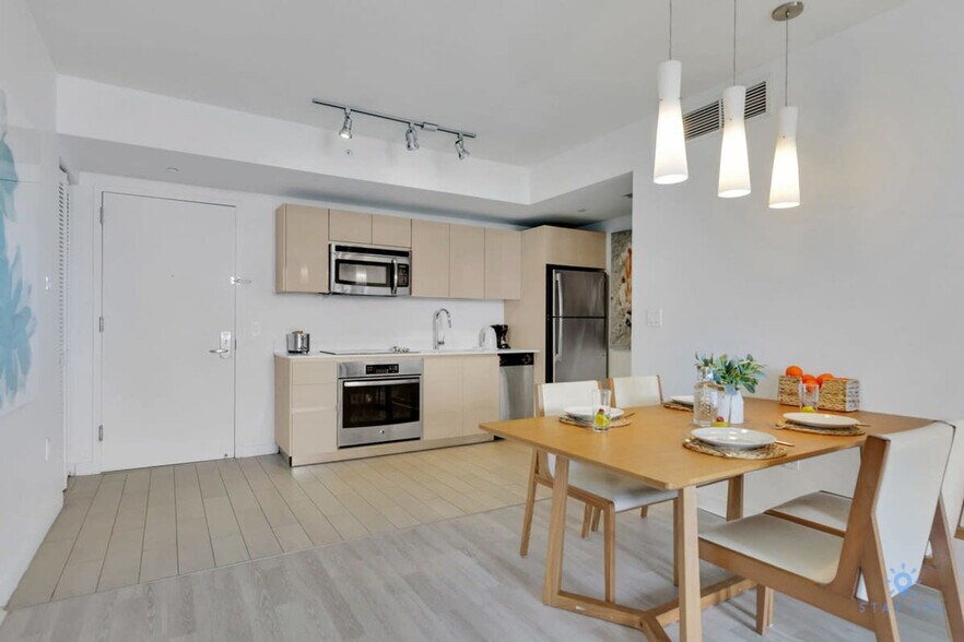 Building Photo - 2602 E Hallandale Beach Blvd