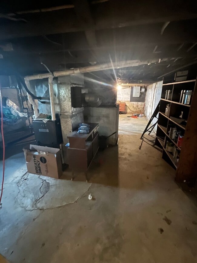Building Photo - Three Bed, Two Bath with 2 Car Garage in N...